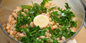 White Bean Dip with Seasoned Pita Chips